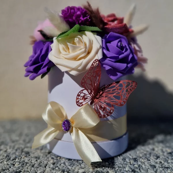 Box floral ronde (mélange aléatoire de fleurs) – Image 13