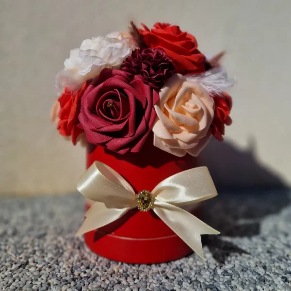 Box floral ronde (mélange aléatoire de fleurs) – Image 7